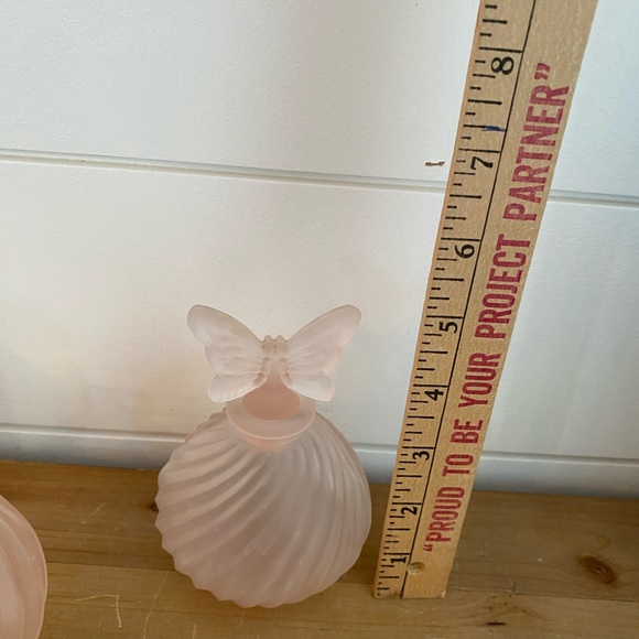 Vintage Romantic 4 Piece Frosted Pink Swirled Glass Vanity Beauty Decanter Set - Picture 14 of 14